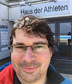 Thomas Braunsberger vor dem Haus der Athleten